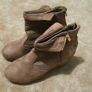 Well Worn, Tan, Size 9 Womens Shoes